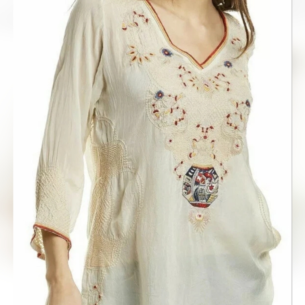 Johnny Was Embroidered in Top Size Small Cream  Boho V-Neck